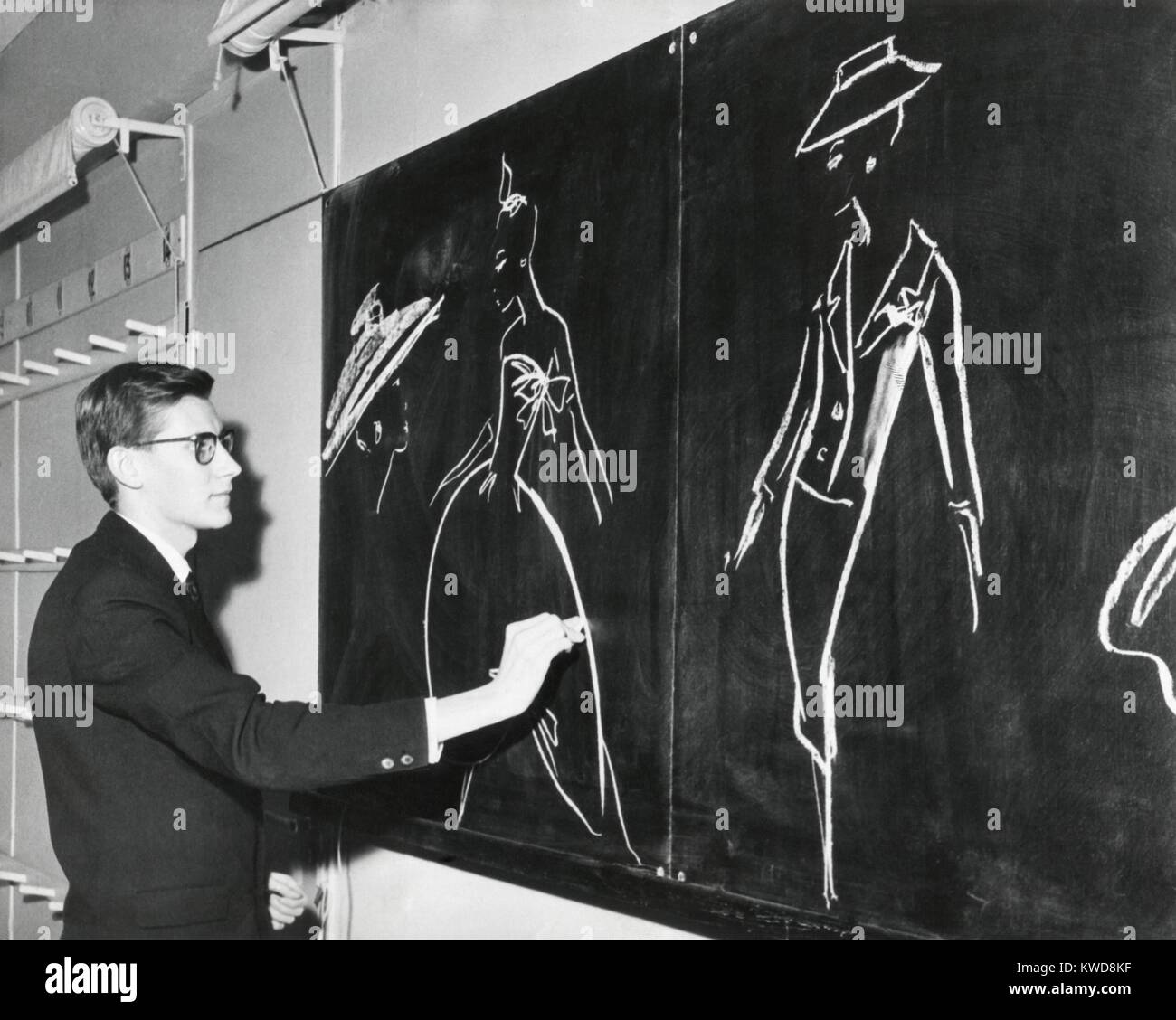 Dessins croquis d'Yves Saint Laurent pour Christian Dior 1958 Ligne de mode à Paris. À l'âge de 21 ans , il est devenu le chef designer de la maison Dior, après la mort de Dior en 1957 BSLOC  2016 (7 10) Banque D'Images