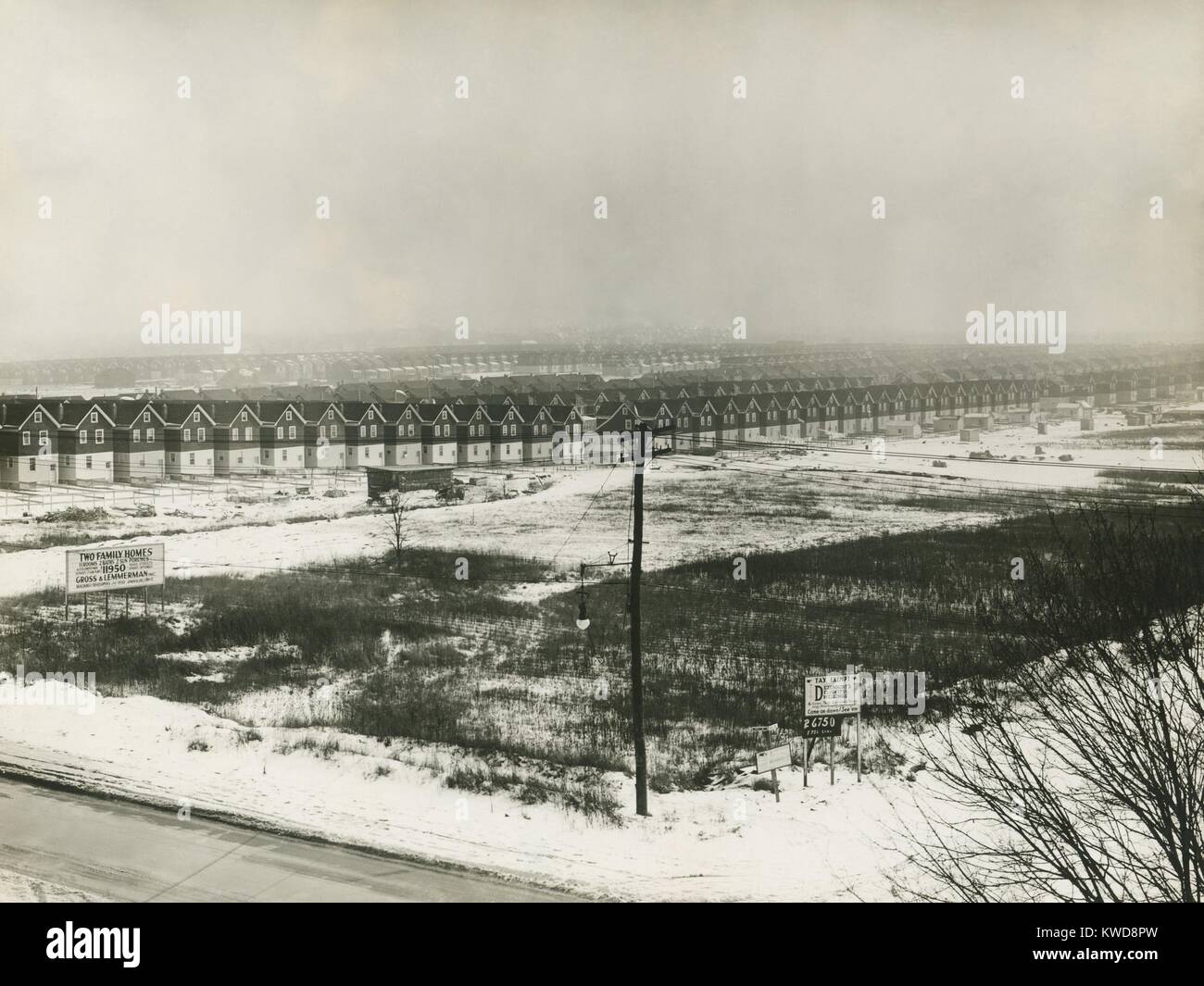 Vaste développement du logement dans les quartiers de Queens, New York City, 1920-1930. Deux maisons familiales ont été de $11 950 155 000 $ en 2016). Les grandes étendues de campagne ont été transformés en banlieue par les développeurs, et brut, Lemmerman Inc. (BSLOC 2016 8 105) Banque D'Images