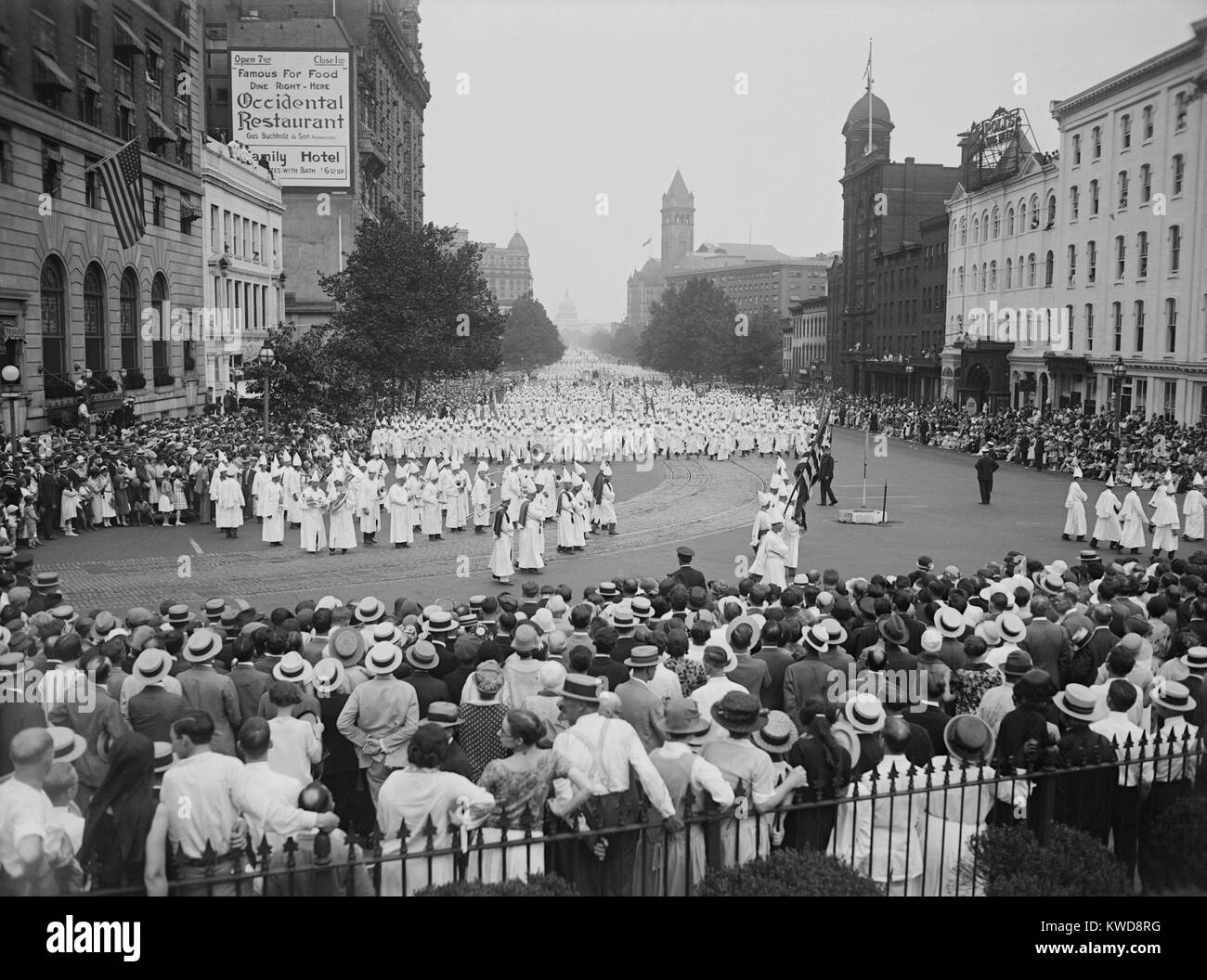 25 000 à 35 000 membres du Ku Klux Klan en mars Pennsylvania Avenue le 8 août 1925. La grande parade a été organisée pour lutter contre les rapports de l'inscription. défaillante Bien qu'ils ont attiré l'attention nationale leur déclin s'est poursuivi jusqu'à ce qu'ils ont disparu en 1930. (BSLOC   2015 16 183) Banque D'Images