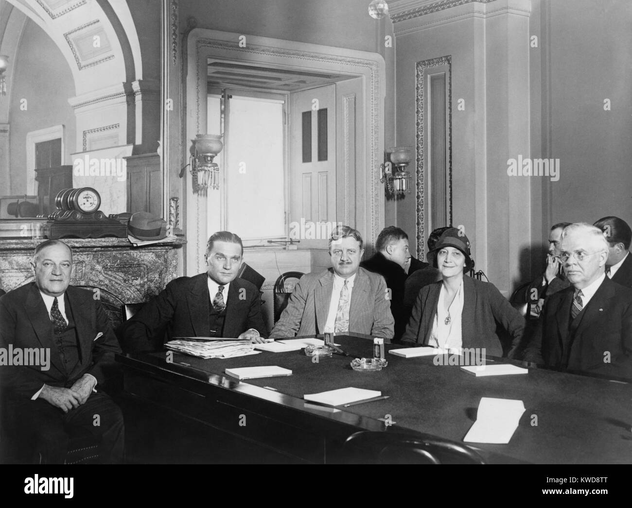 Congrès Ruth Hanna McCormick dans une réunion de la Comité Nye, le 1 mai 1930. L-R : Sénateurs Wagner, Nye, et l'aneth, Rép. McCormick et Sen. Deneen. Il s'agissait d'une réunion du Comité spécial d'enquête de l'industrie des munitions. (BSLOC   2015 16 195) Banque D'Images