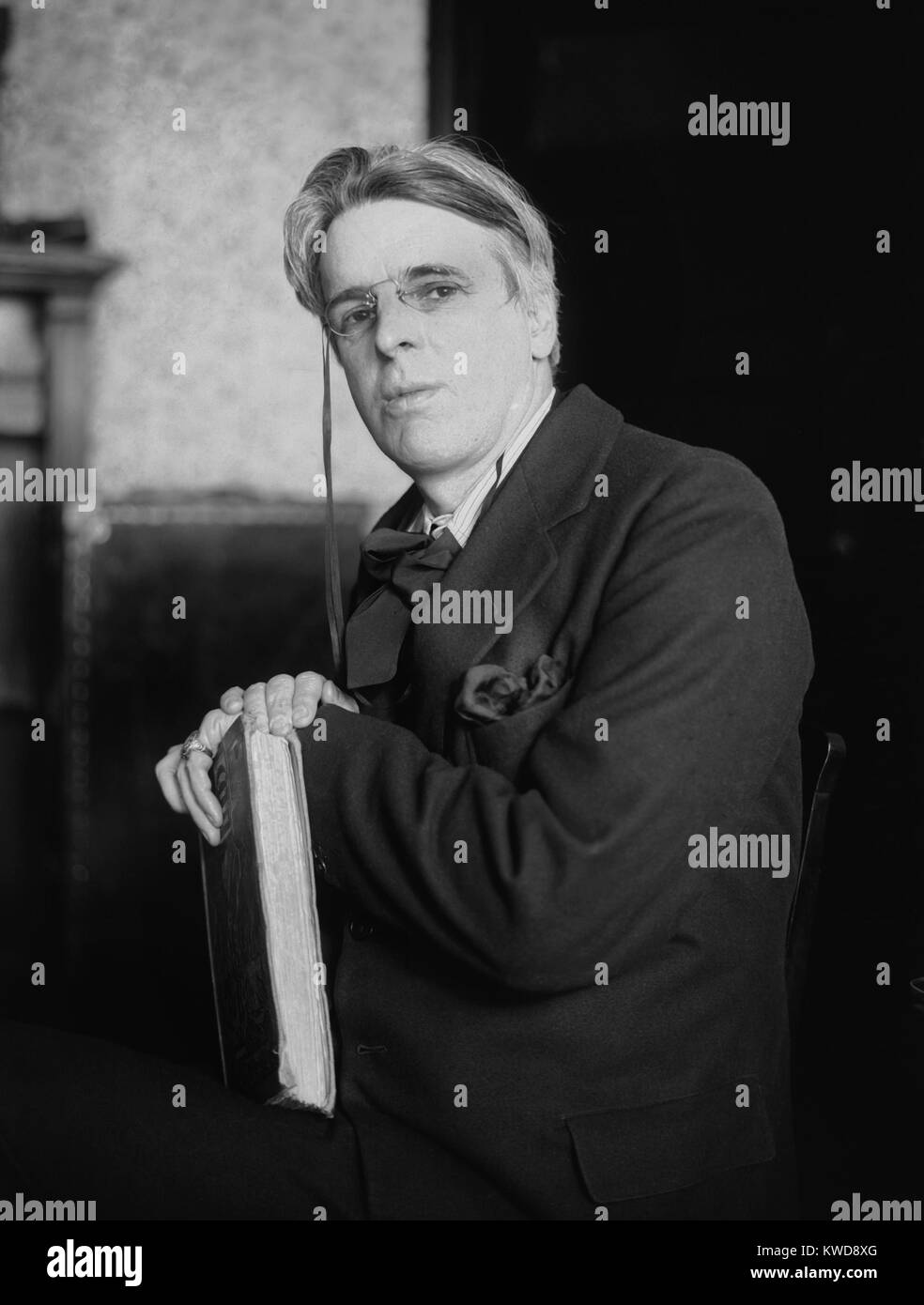William Butler Yeats, poète irlandais reçoit le Prix Nobel de littérature 1923 (BSLOC 2016 8 146) Banque D'Images