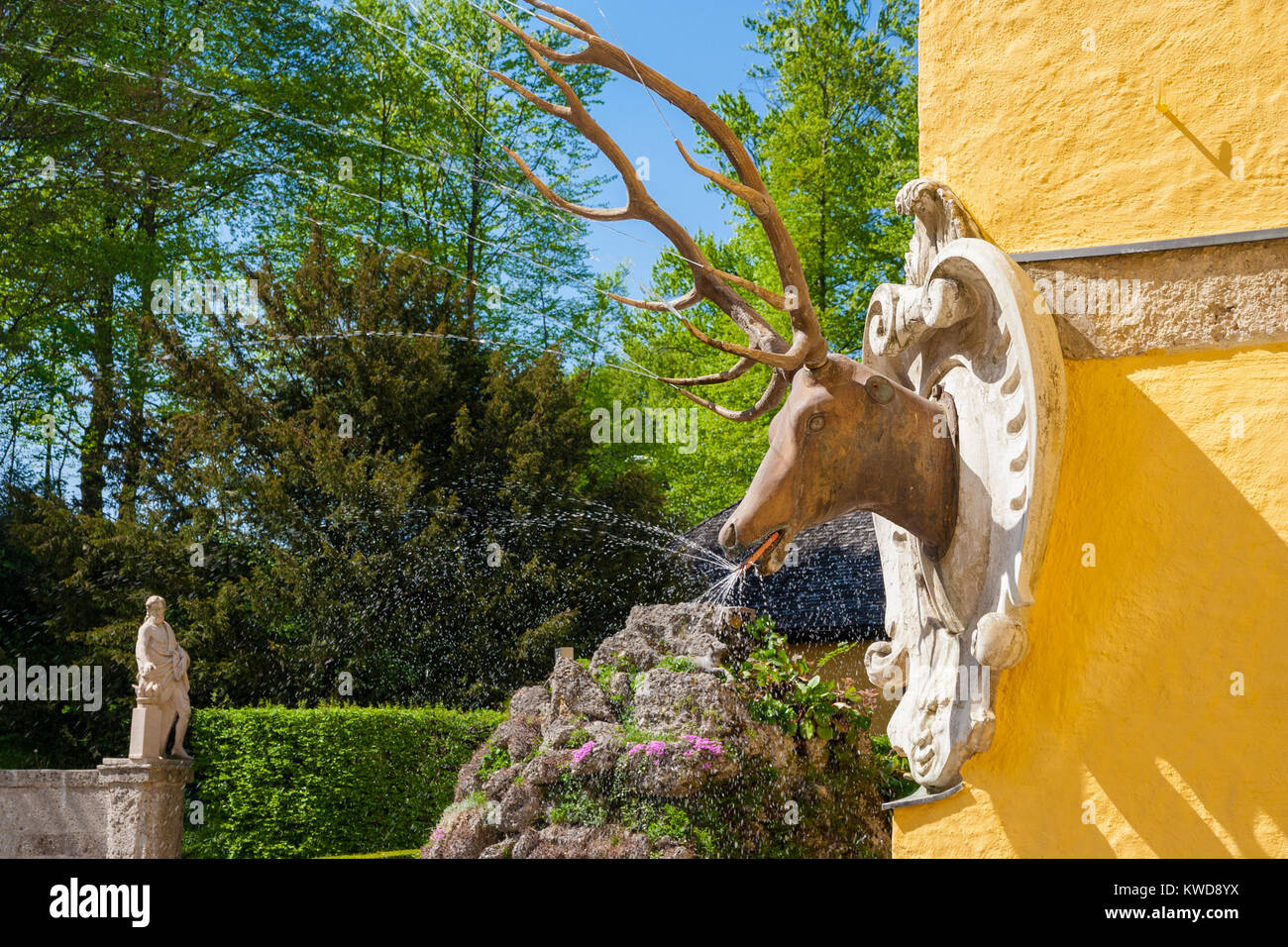Un tour de tête de cerf fontaine dans les Jeux d'eau d'Hellbrunn, Salzbourg, Autriche. Banque D'Images