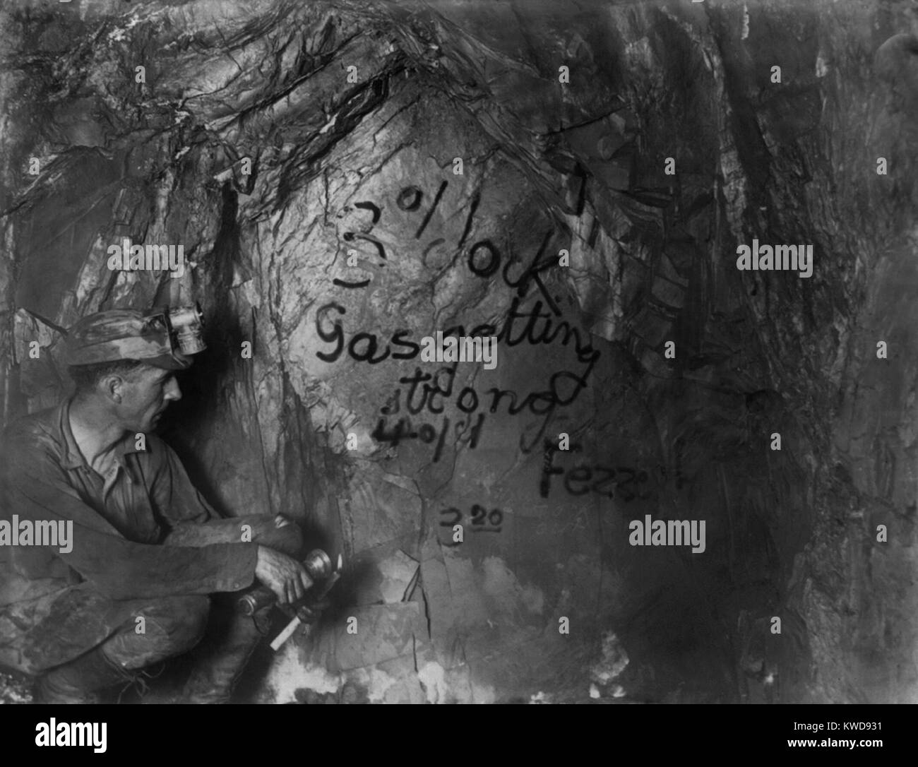 Message sur le mur de l'Argonaut Mine, lecture, '3 heures, le gaz se fortement', le 28 septembre 1922. Jackson, en Californie. Un mineur à gauche cherche dans la chambre où 47 mineurs sont morts ensevelis. La plupart étaient des immigrants de l'Italie, l'Espagne et la Serbie (BSLOC 2016 8 50) Banque D'Images