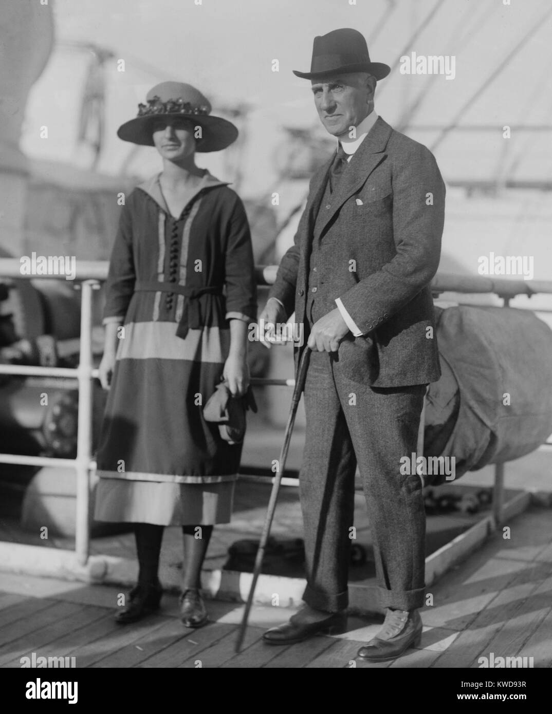 Solomon R. Guggenheim avec l'une de ses filles, sur un paquebot à New York City, ca. 1915-20. Il a travaillé dans sa riche famille's business jusqu'à ce qu'il est devenu un collectionneur d'art à plein temps après la Seconde Guerre mondiale (1 BSLOC 2016 8 6) Banque D'Images