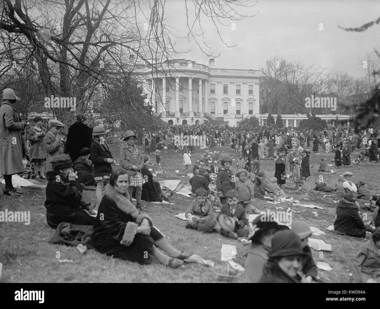 Foule de femmes et d'enfants à la chasse aux Œufs de Pâques à la Maison Blanche, Washington, D.C., 5 avril 1926. (BSLOC   2015 16 26) Banque D'Images