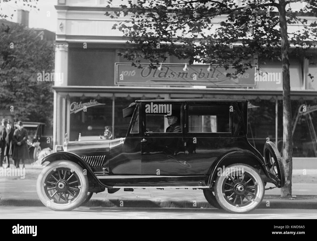 1922 Oldsmobile avec un moteur quatre cylindres vendus pour environ $1650 ($23 600 en 2016). Dans l'arrière-plan est un concessionnaire Ford à Washington, D.C. (BSLOC   2016 10 111) Banque D'Images