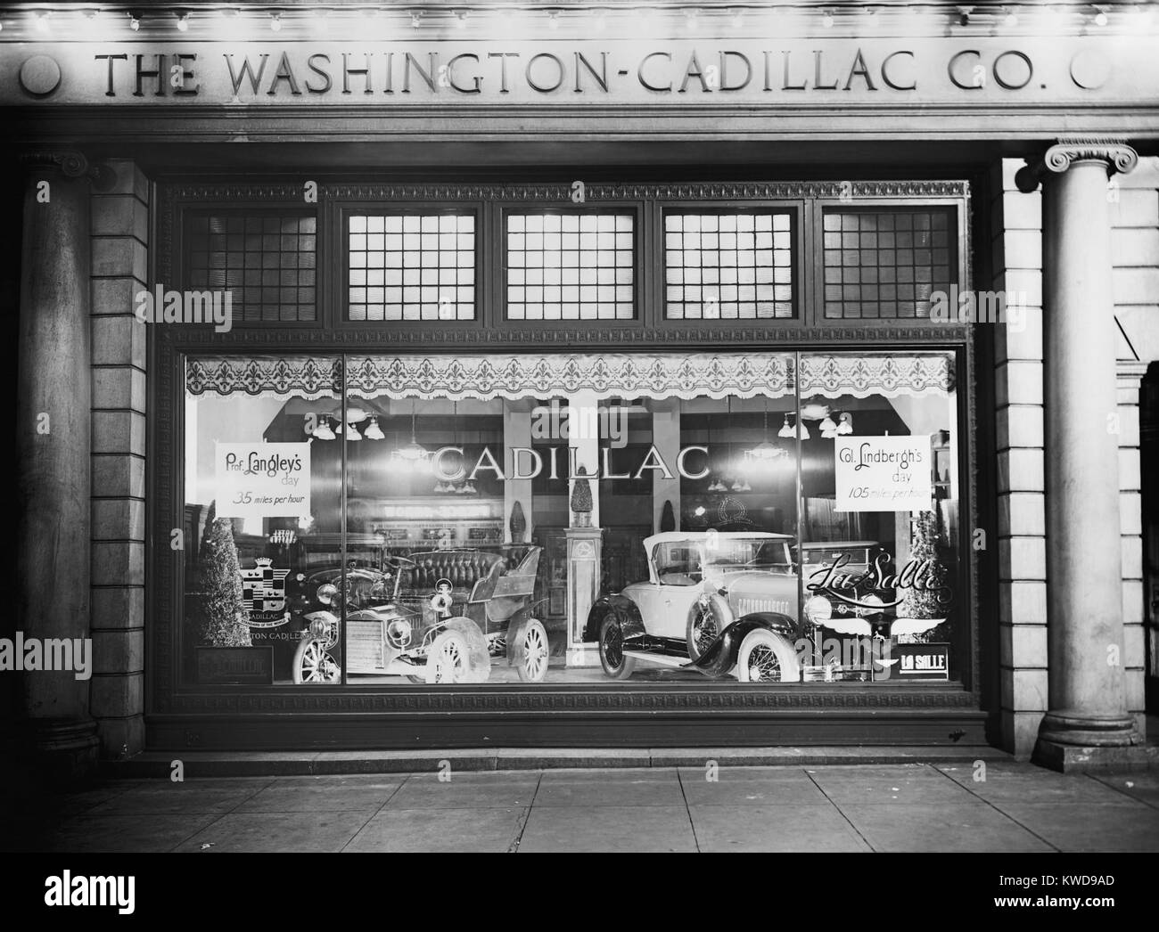 1927 Cadillac LaSalle (à droite) partage la fenêtre d'exposition avec un modèle vintage. Washington, D.C. La fenêtre concessionnaire compare la vitesse d''M. Langley, 35 milles à l'heure" avec le colonel Lindbergh's 105 miles par heure (BSLOC   2016 10 115) Banque D'Images