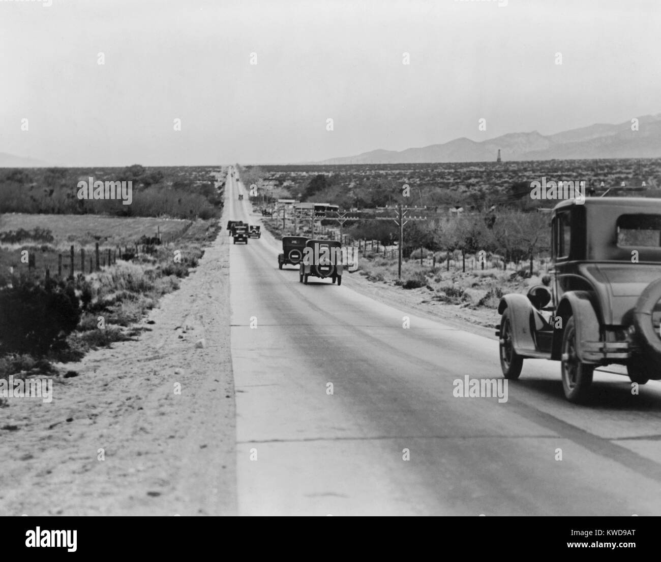 L'autoroute menant vers Los Angeles à travers le désert Coachilla, en Californie, dans les années 1920 (BSLOC   2016 10 120) Banque D'Images