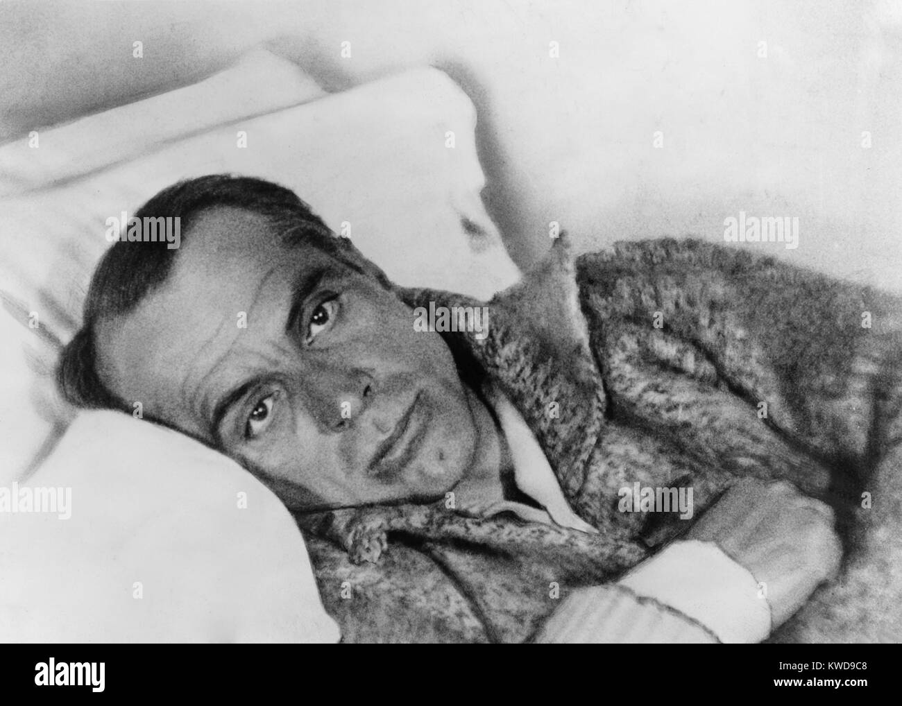 Aviateur et explorateur de l'Arctique Umberto Nobile, après son sauvetage par l'aviateur, Einor suédois Lundborg. Juin 1928. Il a survécu à l'accident avec un bras cassé, une jambe, rib et d'une blessure à la tête (BSLOC   2016 10 136) Banque D'Images