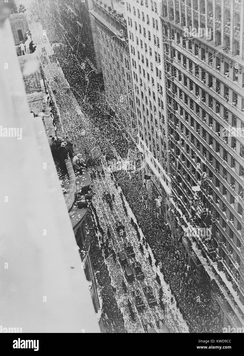 Dépliants de l'allemand "Bremen", recevoir un tickertape parade de Broadway à New York City, 1928. Dans un Junkers W 33, ils ont volé le premier avion pour remplir une traversée transatlantique d'est en ouest, les 12 et 13 avril 1928. Ils ont voyagé de Dublin à l'Île Greenly, Québec (BSLOC   2016 10 138) Banque D'Images