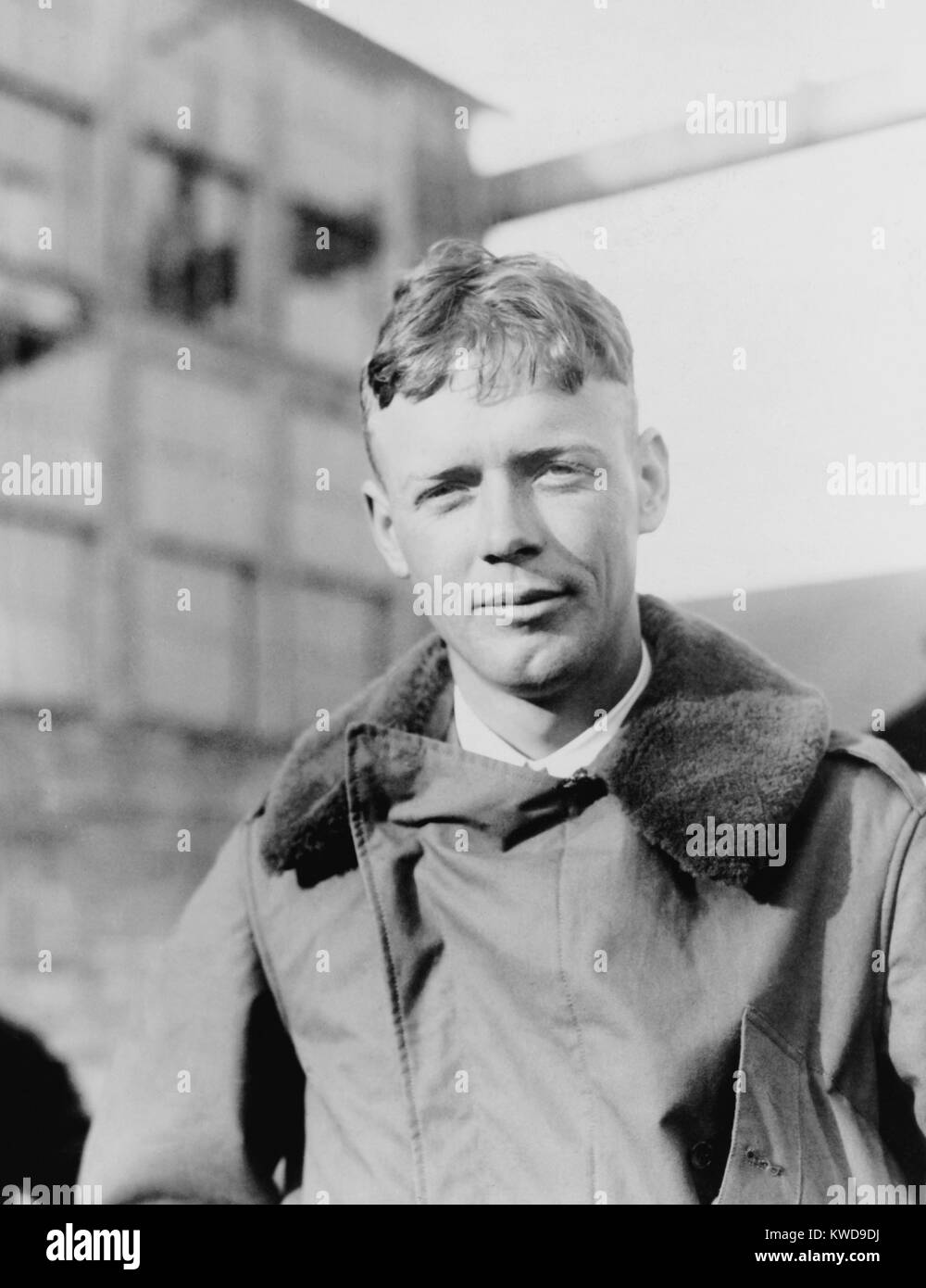 Charles A. Lindbergh à Curtiss Field, Long Island, New York, le 12 mai 1927. Il est arrivé trois heures plus tôt que prévu dans sa fuite de St Louis, Missouri, dans son monoplan Ryan, l'Esprit de Saint Louis (BSLOC   2016 10 153) Banque D'Images