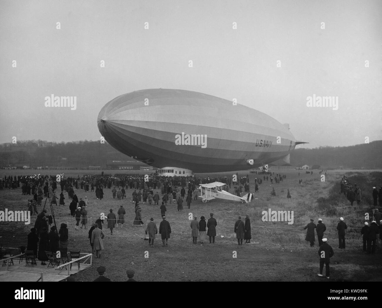 La mise en service de l'USS Los Angeles' Bolling Field, Washington, D.C., le 25 novembre 1924. Le dirigeable expérimental a été utilisé pour créer l'American 'chasseur parasite", et il a été mis hors service en 1932. 'Parasite fighters' serait levée par le dirigeable et relâché près de leurs cibles (BSLOC   2016 10 170) Banque D'Images