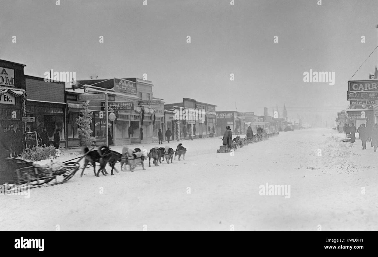 Les équipes de chiens de quitter Anchorage (Alaska), ch. 1909-1920. D'hiver de l'Alaska, en chiens de traîneaux étaient le seul moyen de transport et de courrier, le minerai d'or, de l'alimentation, des fourrures, et d'autres fournitures. Les équipes de traîneau ont été pris en charge par les maisons de la route de 15 à 30 kilomètres de distance de espacées sur la piste (BSLOC   2016 10 184) Banque D'Images