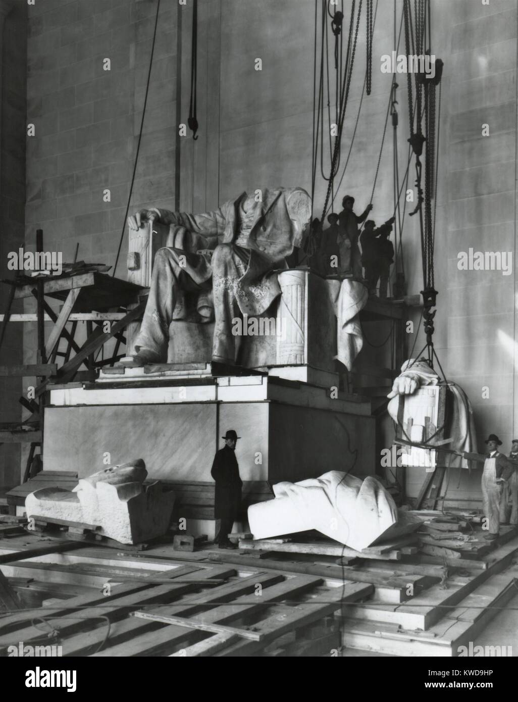 L'installation de la statue par Abraham Lincoln dans le Lincoln Memorial, Washington, D.C. 1920. La statue en marbre blanc était de 19 pieds de haut et fabriqué en 28 parties distinctes (BSLOC   2016 10 192) Banque D'Images