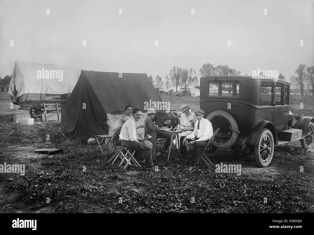 Les touristes en vacances, de boîtes de conserve sur le bon marché à Washington, D.C. 1921-1922. Le nom vient de l'usage des campeurs d'aliments en conserve et on m'a préparé lors du stationnement. Ce groupe est coin sur un BSLOC frais de pastèque (2016 10 194) Banque D'Images