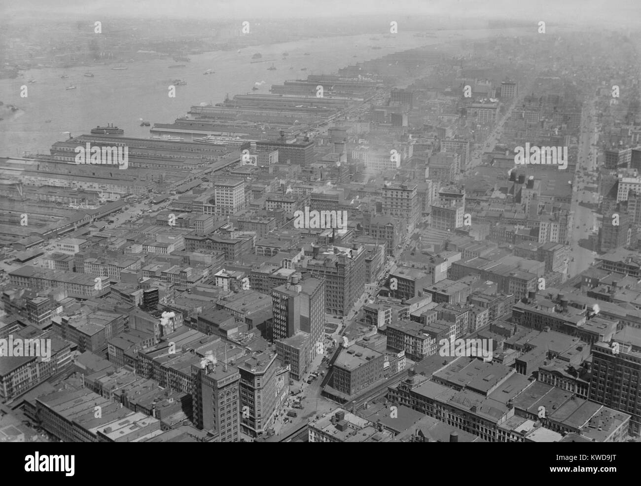 Vue vers le nord-ouest depuis le Woolworth Building de Manhattan, ch. 1920. Tribeca, (triangle au-dessous de Canal Street), était alors un district industriel avec des entrepôts et des jetées sur le bord de l'Hudson (BSLOC 2016 10 201) Banque D'Images