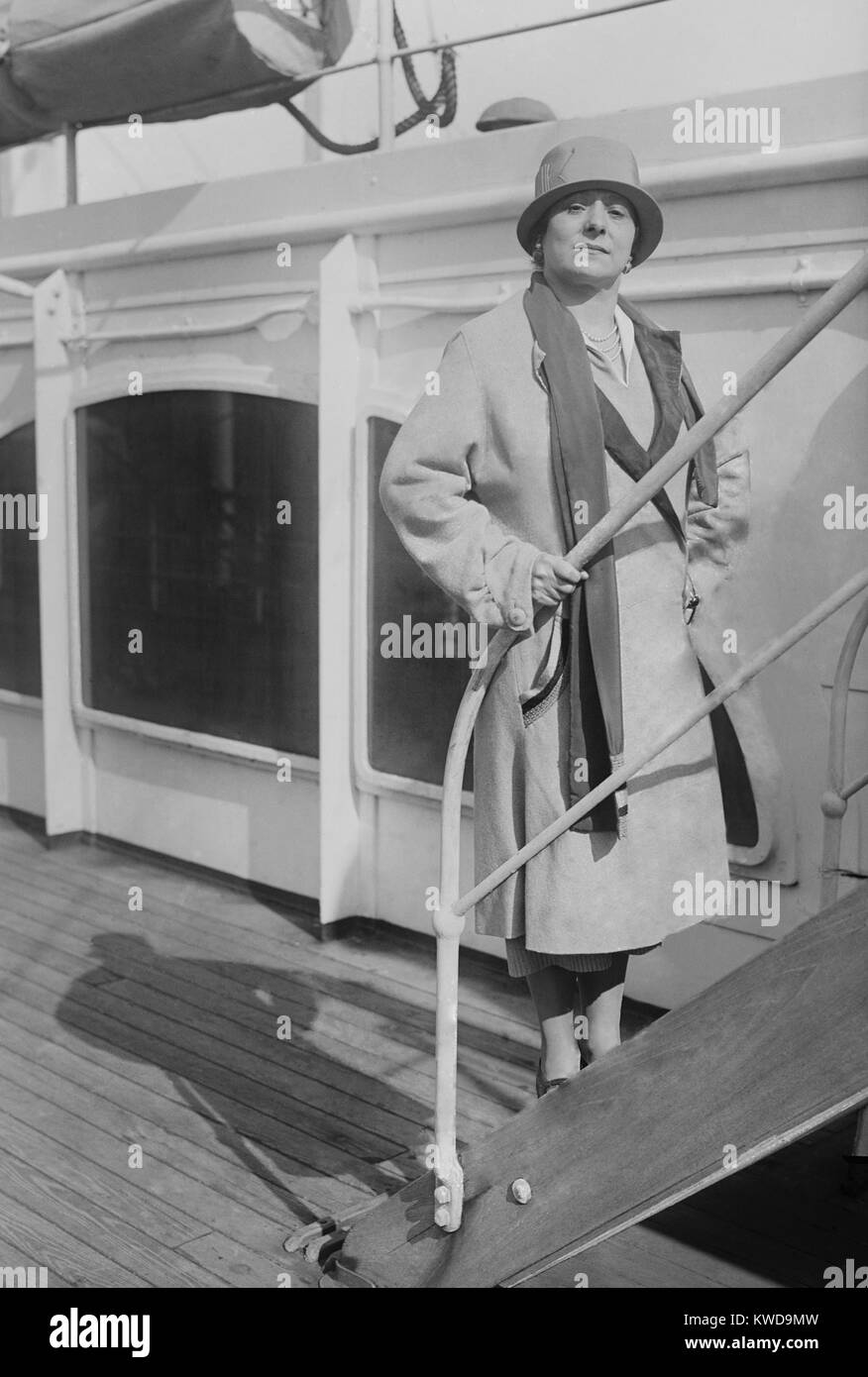 Helena Rubenstein internationalement célèbre magnat des affaires cosmétiques, ca. 1925. Elle était sur un paquebot dans la ville de New York. (BSLOC   2015 17 176) Banque D'Images