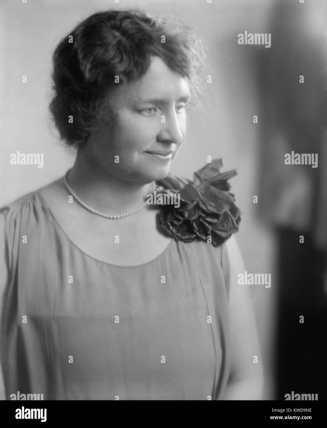 Helen Keller, ca. 1920. Elle a été la première personne atteinte de surdi-cécité pour gagner un baccalauréat ès arts en 1904. Elle est moins connue pour son activisme social et politique de gauche qui comprend l'adhésion au parti socialiste et les travailleurs industriels du monde. (BSLOC   2015 17 183) Banque D'Images
