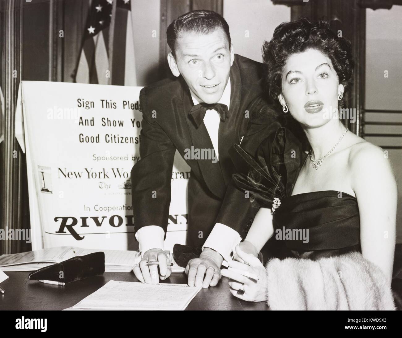 Frank Sinatra et Ava Gardner la signature d'un 'bons citoyens' gage, New York, septembre 19,1952. Le couple s'est marié l'année précédente après Sinatra divorcé de sa première femme, Nancy. (BSLOC   2015 17 224) Banque D'Images