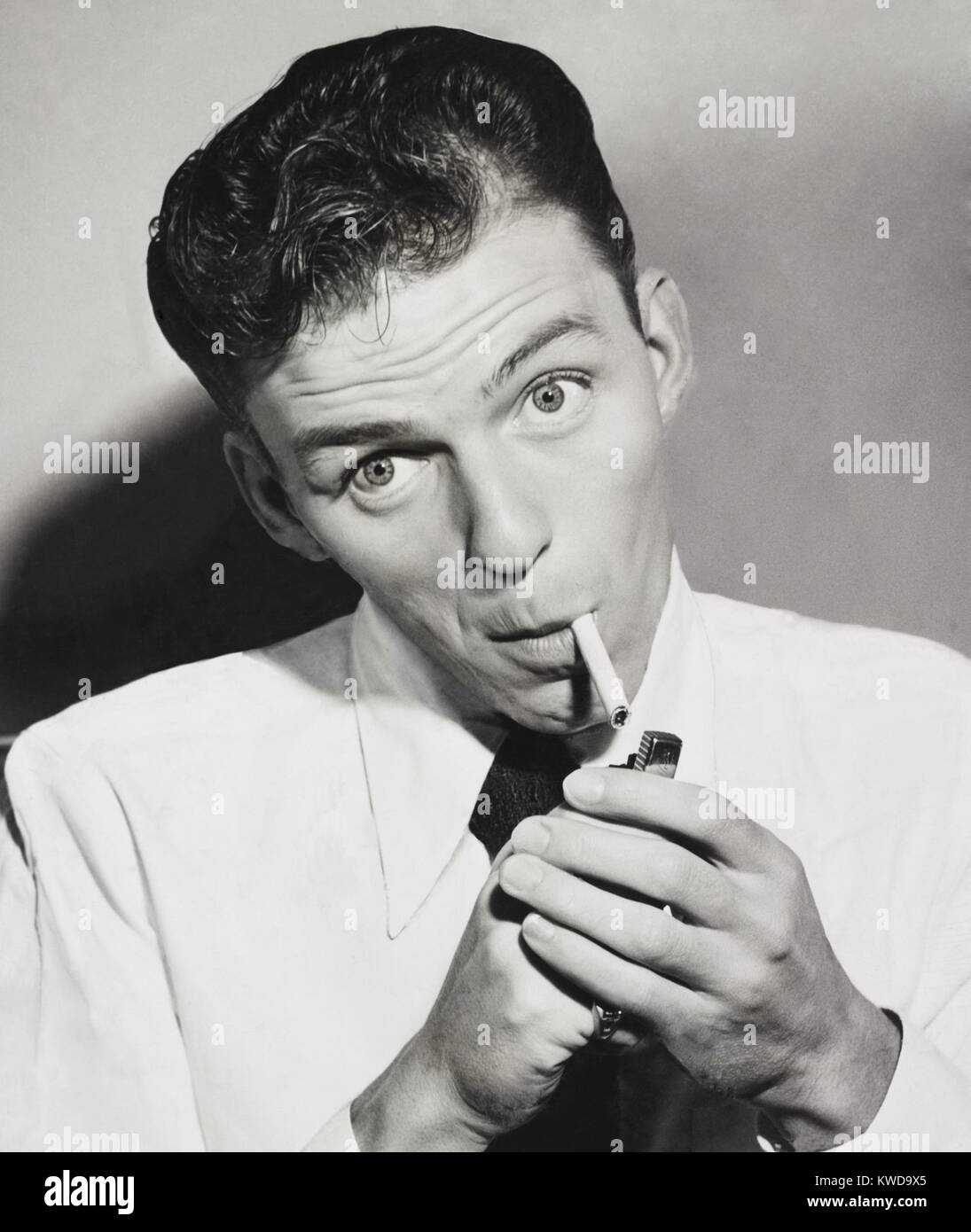 Frank Sinatra allumer une cigarette, octobre 1944. (BSLOC   2015 17 225) Banque D'Images
