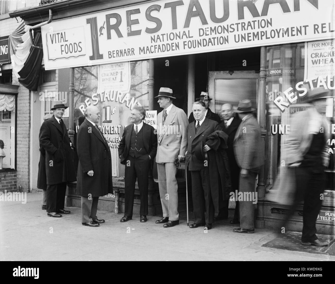 1 100 Restaurant du Bernarr MacFadden Fondation canadienne pour l'assurance-chômage. 1932-1933 dans la région de Washington, D.C. Au cours de la Grande Dépression. MacFadden a été l'éditeur de la culture physique, un magazine qui fait la promotion de la nutrition et de la santé de ses théories. (BSLOC   2015 17 230) Banque D'Images