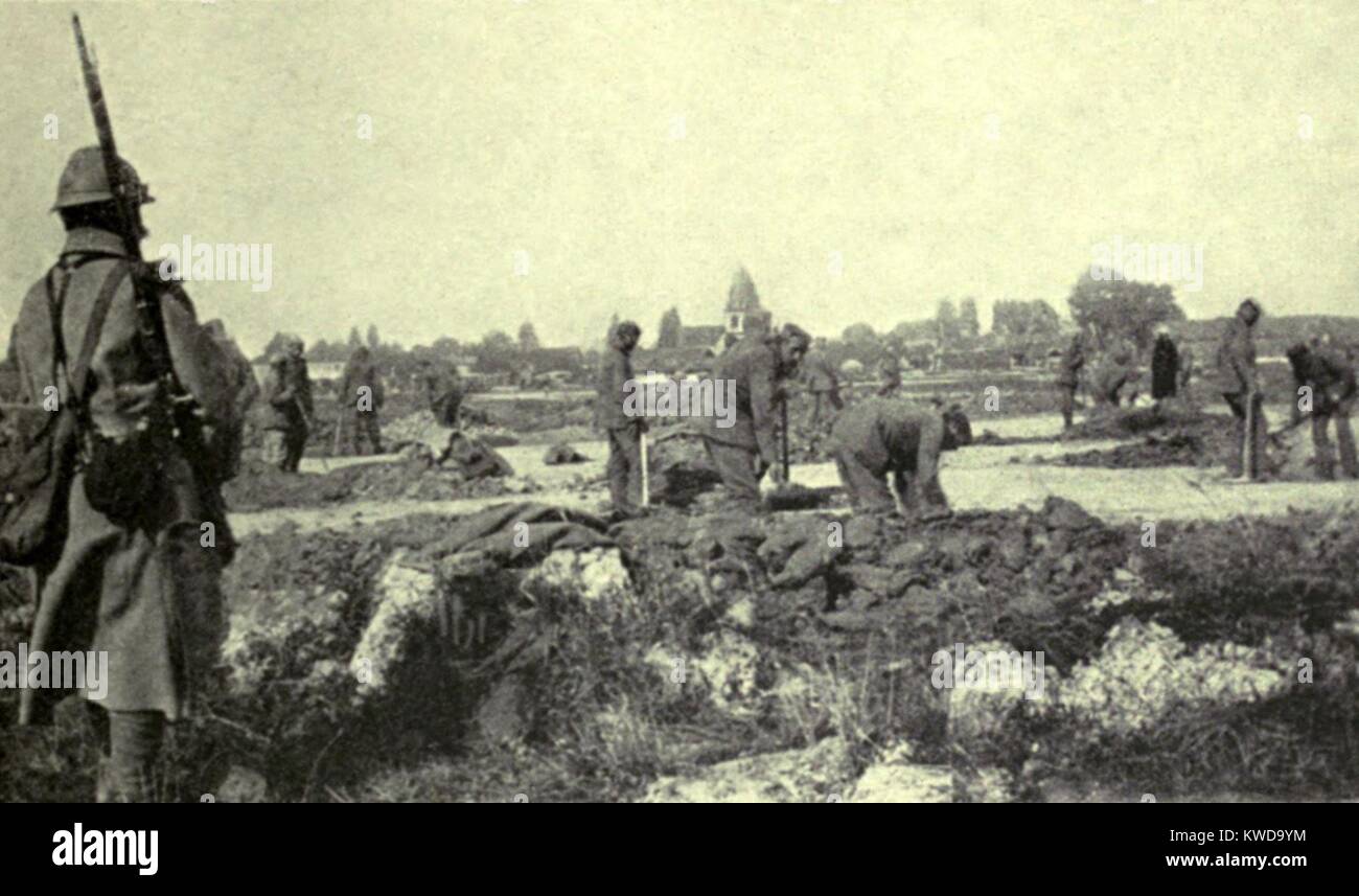 La Seconde Guerre mondiale 1 : Bataille de Verdun. Les prisonniers allemands de la réparation d'une route vitale qui a été Verduns ligne d'alimentation. 1916. (BSLOC 2013 1 105) Banque D'Images