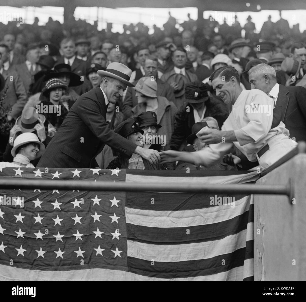 Bucky Harris présente le président Calvin Coolidge avec baseball utilisé pour ouvrir la série mondiale 1924. Le 4 octobre 1924. Gestionnaire de sénateurs Harris a mené son équipe à son premier et seul titre de champion du monde. (BSLOC   2015 17 43) Banque D'Images