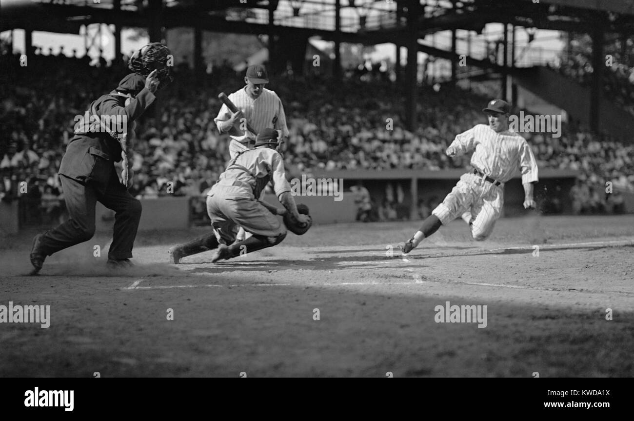 Bucky Harris s'appelle les sénateurs à essayer de voler à la maison, le 13 août 1925. Indiens catcher Luke Sewell se prépare pour l'étiquette. Le juge-arbitre était Tommy Connolly et la pâte de sénateurs est Bluege Ossie. (BSLOC   2015 17 45) Banque D'Images