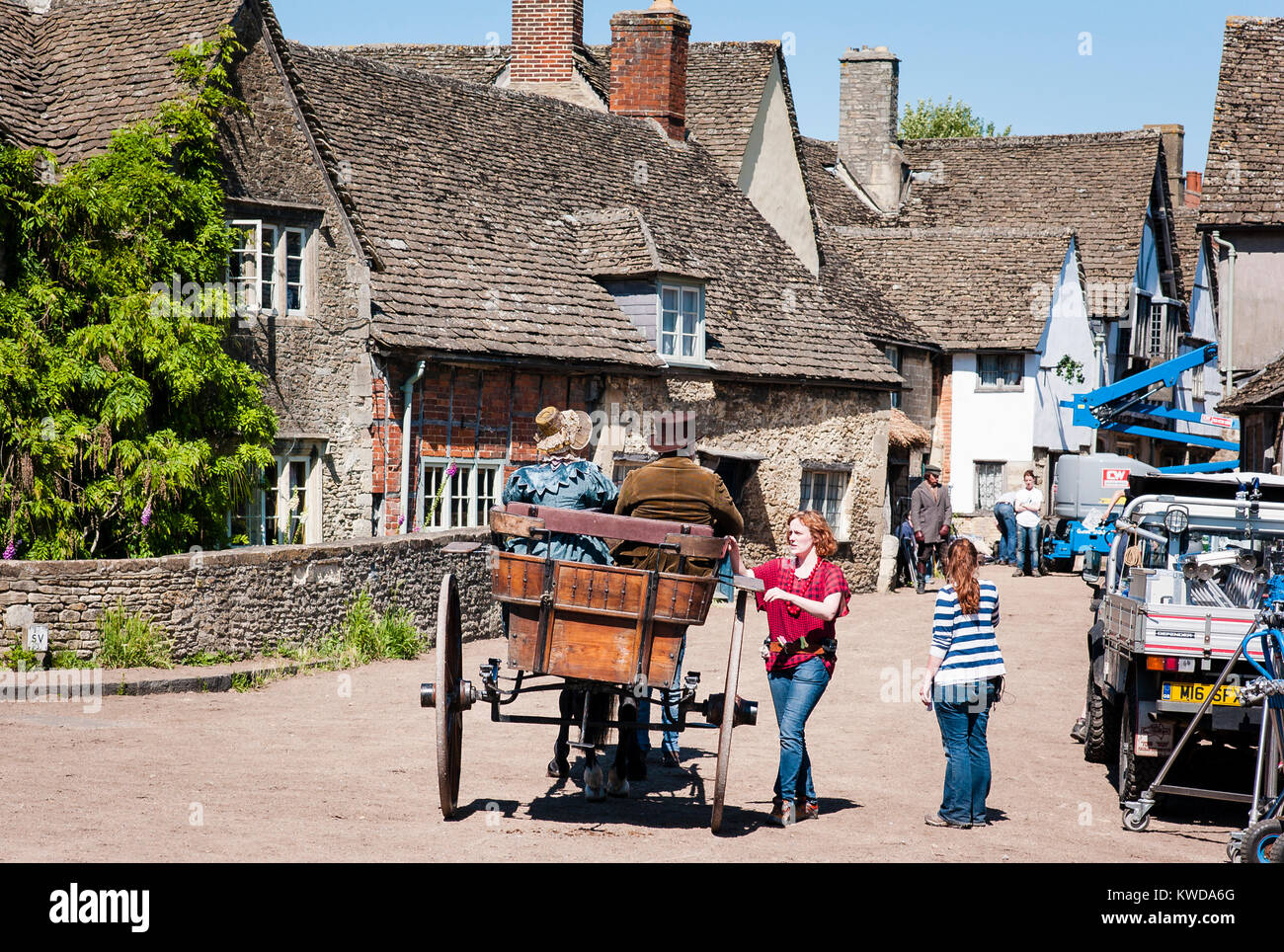 Celia Imrie et Jim Carter reçoit un briefing avant la prochaine tourné en tournage à la BBC à Cranford village Lacock Wiltshire England UK Banque D'Images