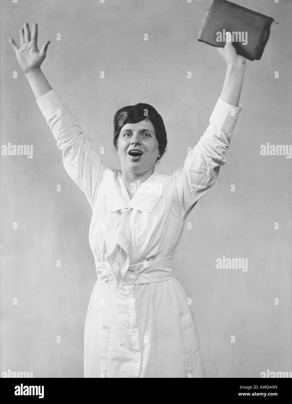 Aimee Semple McPherson, ca. 1920, était une célébrité de la Canadian-American, évangéliste. L'Église pentecôtiste 'Sister Aimee' a reçu l'attention des médias nationaux en 1919 au cours de ses spectacles à Baltimore (BSLOC 2016 8 123) Banque D'Images