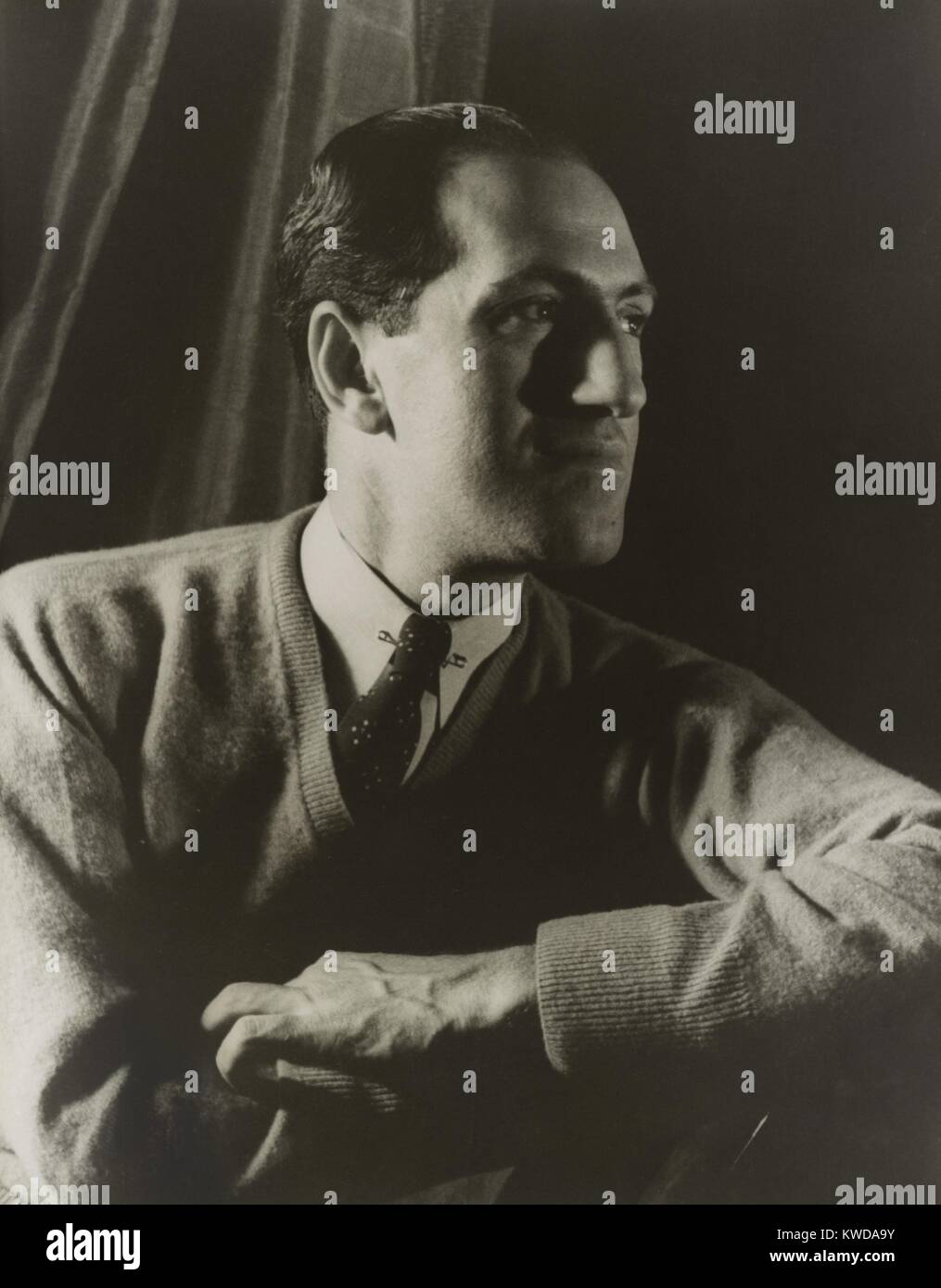 George Gershwin, compositeur américain, portrait par Carl Van Vechten, le 28 mars 1937. Sa musique a été présentée dans plusieurs films : le sentier du soleil, 1923 ; délicieux, 1931 ; si on dansait, 1937 ; une demoiselle en détresse, 1937 ; Le Goldwyn Follies, 1938 ; et B (Porgy 2016 BSLOC  8 128) Banque D'Images