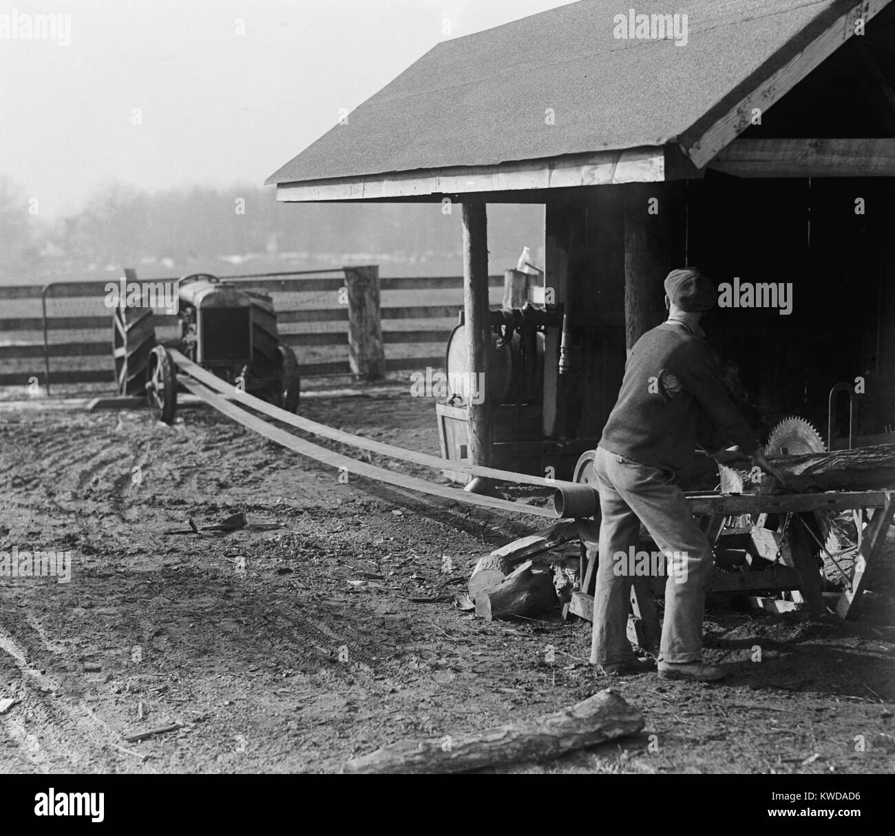 Modèle de tracteur Ford de mettre une courroie d'entraînement saw mill, 1925. Avant l'électrification rurale alimenté beaucoup de machines sur les tracteurs de fermes américaines (BSLOC 2016 8 4) Banque D'Images