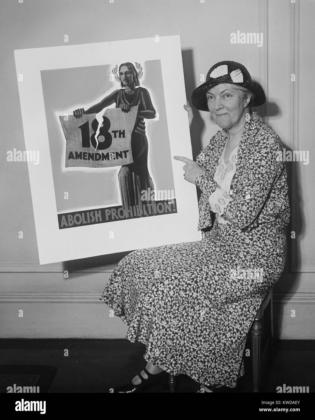 Femme tenant une affiche de 1931 "Abolir l'interdiction !' en 1933 conventions d'État a ratifié la vingt et unième modification, qui a abrogé l'interdiction (BSLOC 2016 8 74) Banque D'Images