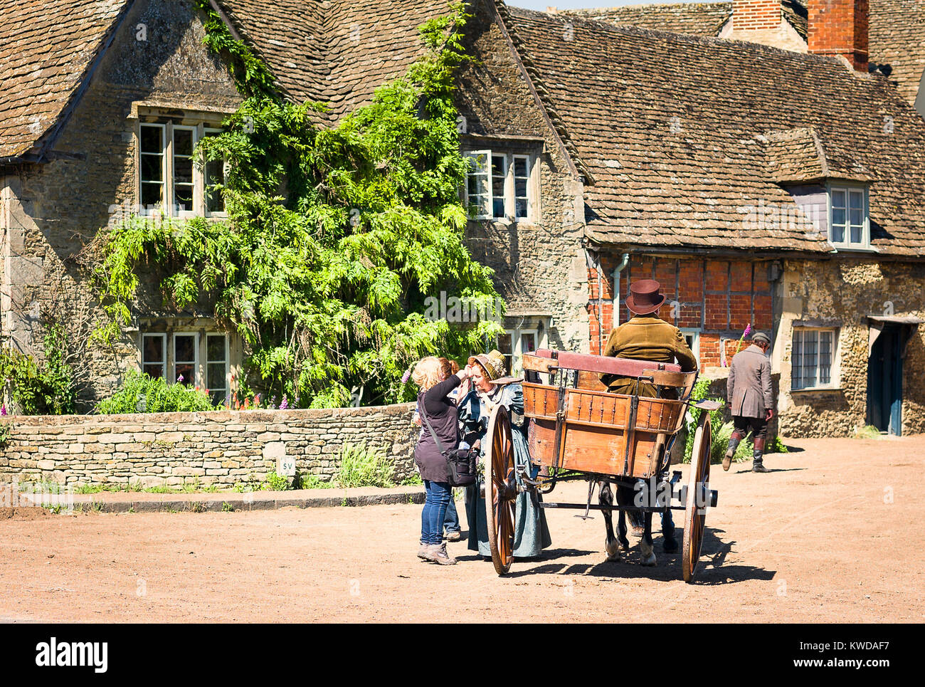 Celia Imrie recevant le maquillage de dernière minute avant le prochain renouvellement tourné en tournage à la BBC à Cranford village Lacock Wiltshire England UK Banque D'Images