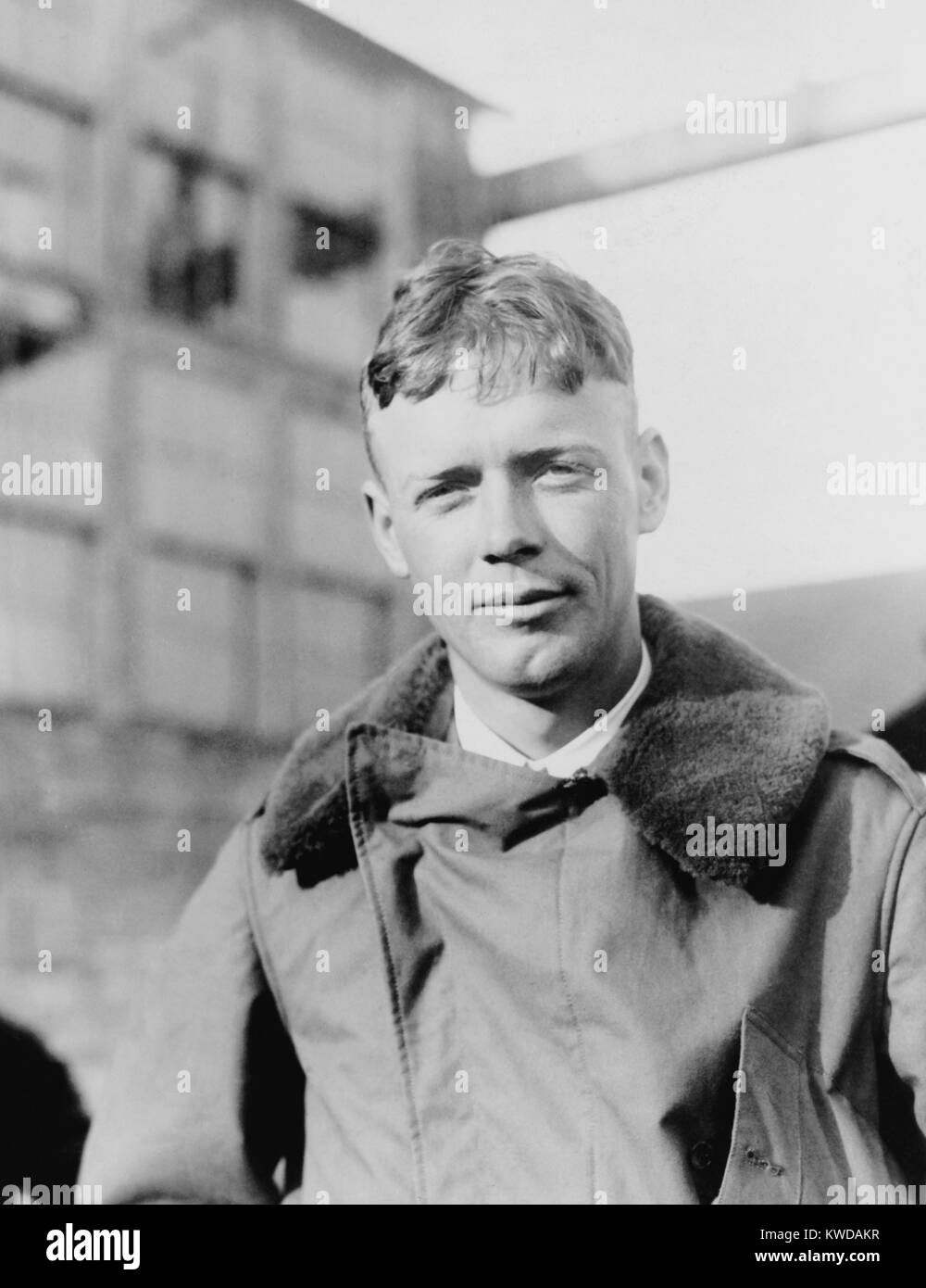 Charles A. Lindbergh à Curtiss Field, Long Island, New York, le 12 mai 1927. Il est arrivé trois heures plus tôt que prévu dans sa fuite de St Louis, Missouri, dans son monoplan Ryan, l'Esprit de Saint Louis (BSLOC___2016 10 153) Banque D'Images