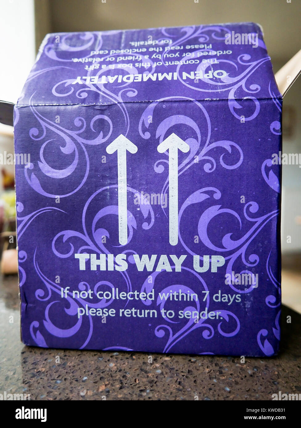 De cette façon vous inscrivez-vous cherche à protéger les végétaux vivants qu'elle contient d'une mauvaise manipulation whiile en transit entre le vendeur et le destinataire Banque D'Images