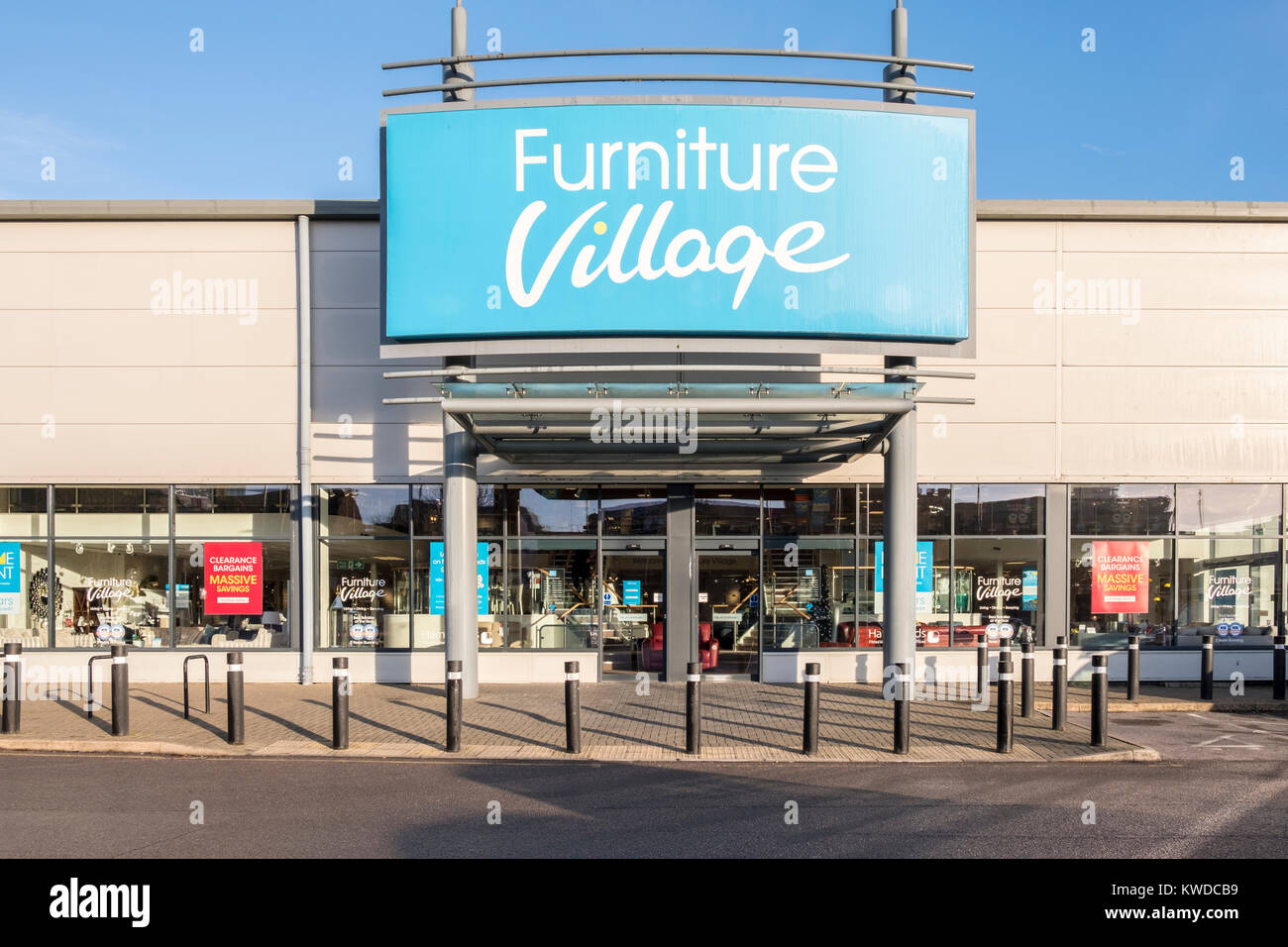 Village de meubles shop entrée, Reading, Berkshire, England, GB, UK Banque D'Images