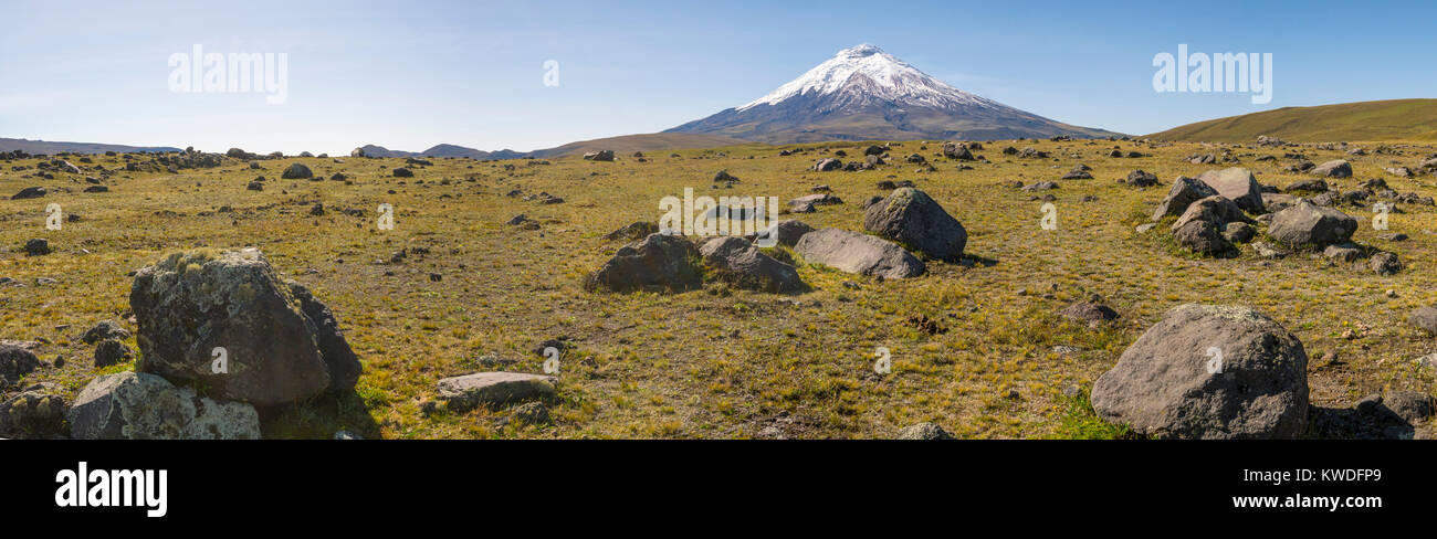 Volcan Cotopaxi, Equateur avec rochers couverts de lichen jeté de Éruptions passées au premier plan. L'un des plus hauts volcans actifs un Banque D'Images