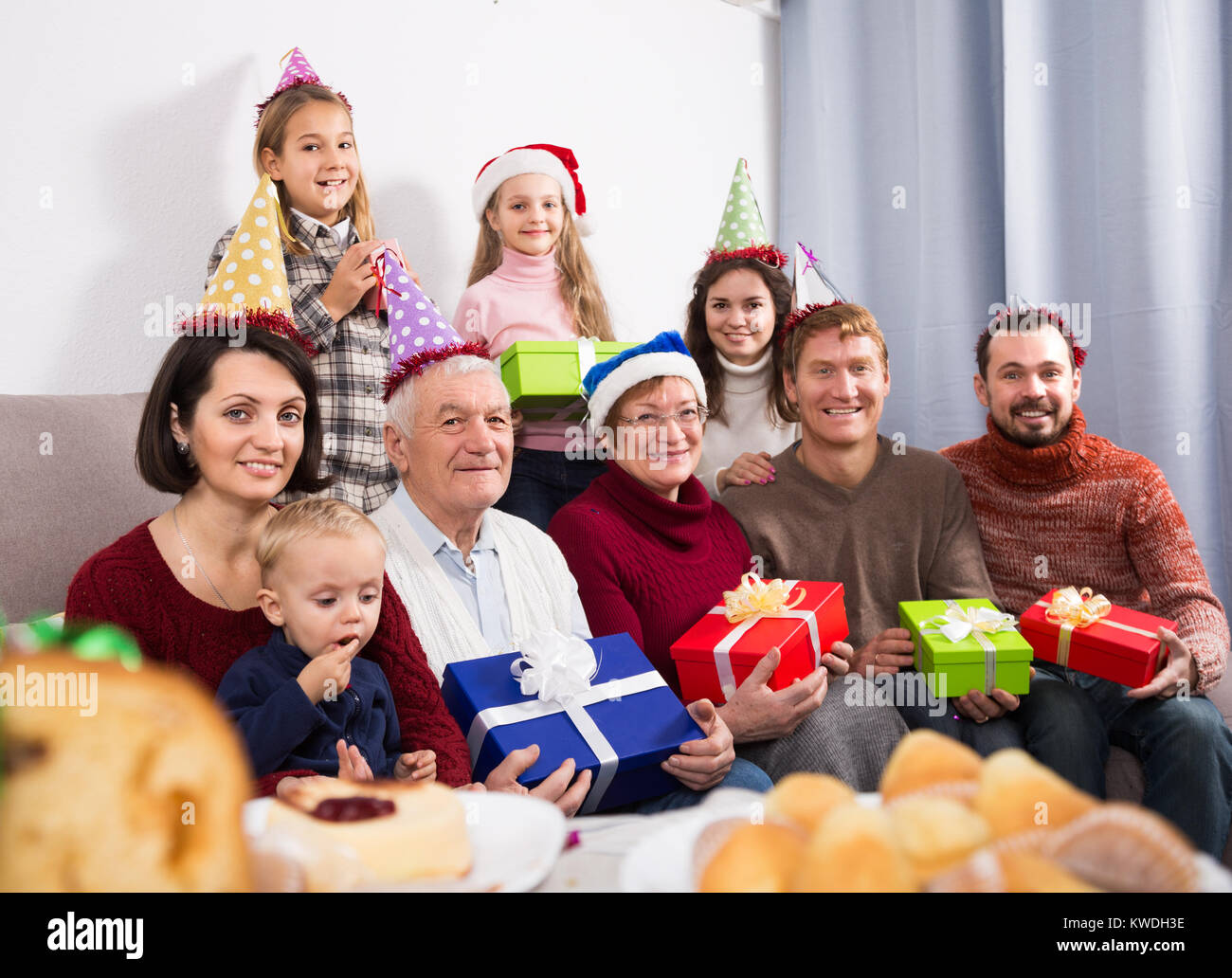 Les grands-parents 65-75 ans avec enfants sont la photographie meilleurs moments au cours d'un dîner de fête. Banque D'Images