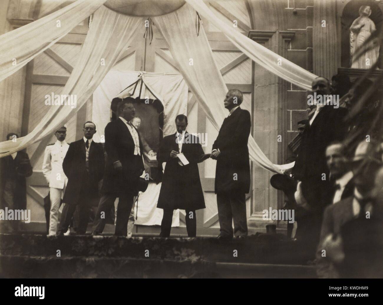Le président Roosevelt en réponse à bienvenue donnée par le Président Manuel Amador du Panama, le 15 novembre 1906. Ils sont sur les marches de Basilique Santa Maria la Antigua, la ville de Panama. Roosevelt a été au Panama pour inspecter les progrès de la construction du canal (BSLOC 2017 6 63) Banque D'Images
