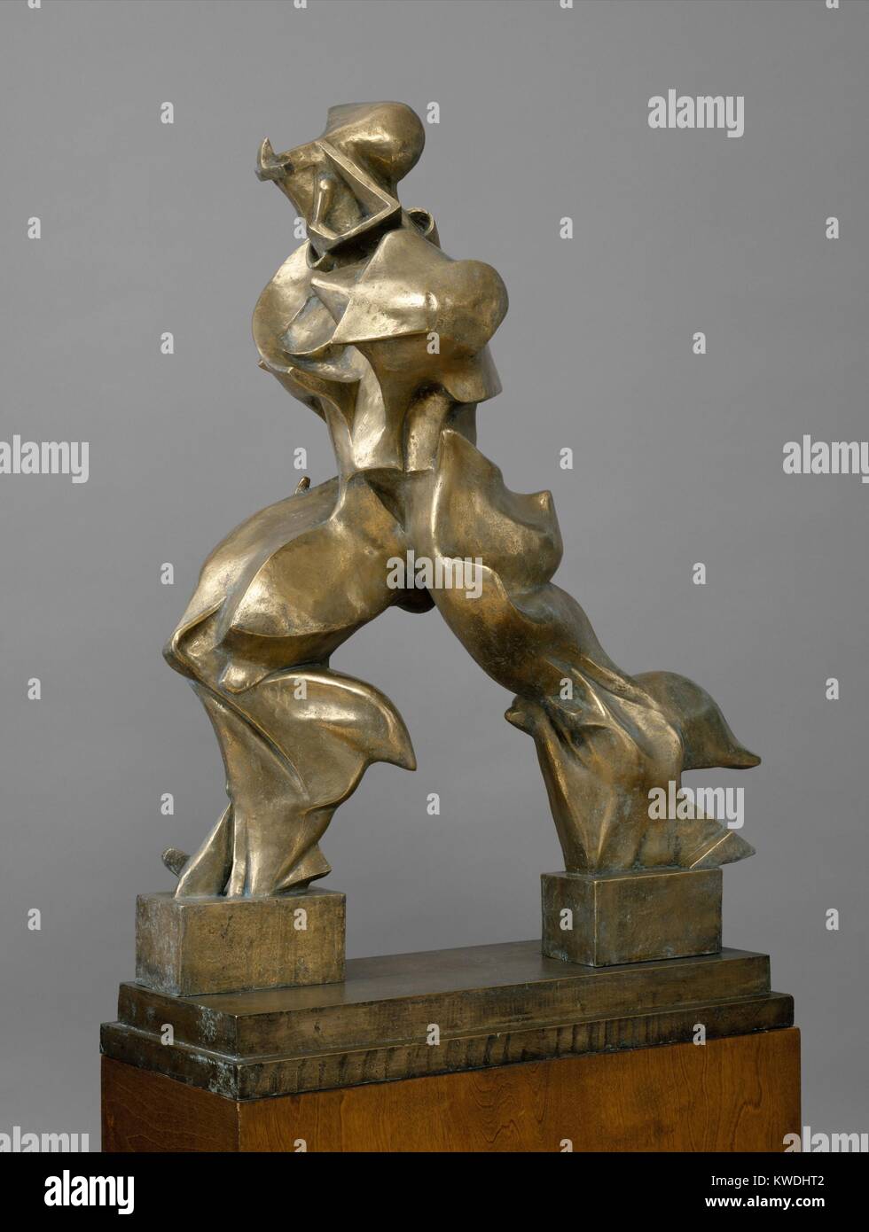 Formes UNIQUES DE LA CONTINUITÉ DANS L'espace, d'Umberto Boccioni, 1913, bronze sculpture futuriste italien. Les artistes classique s'figure formes sont façonnées par la puissance de son mouvement vers l'avant. Le cubisme a profondément influencé ce chef-d'BSLOC futuriste (2017 7 2) Banque D'Images