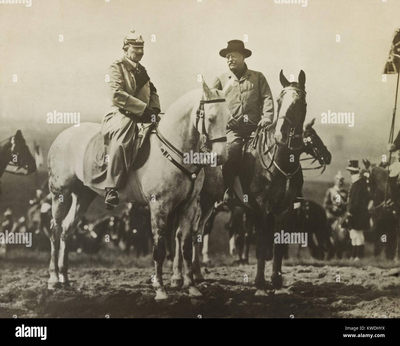Theodore Roosevelt et Kaiser Wilhelm II lors d'une revue militaire à Doberitz, champ 10 Mai, 1910. Après l'événement, TR dit à sa femme, Im absolument certain, maintenant que nous sommes tous dans pour elle… ce qui signifie une guerre européenne (BSLOC 2017 8 19) Banque D'Images