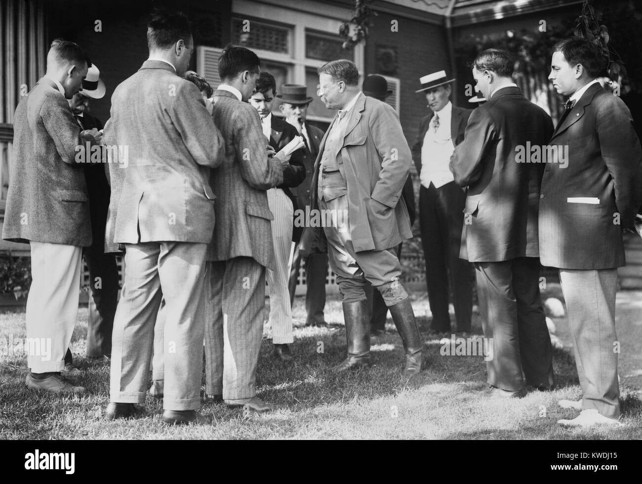 Theodore Roosevelt avec les journalistes à Sagamore Hill, avant la Convention nationale du Parti républicain. 1-3 juin 1912 (BSLOC 2017 8 44) Banque D'Images