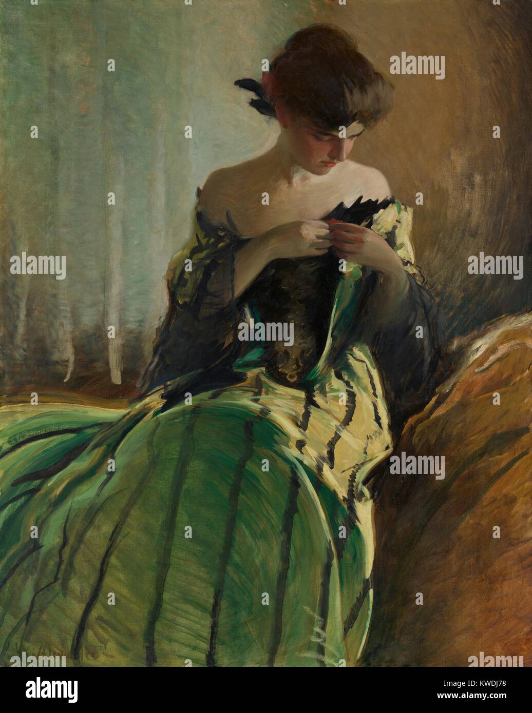 Étudier EN NOIR ET VERT, par John White Alexander, 1909, American peinture, huile sur toile. Une des jeunes femmes les bornes l'ornement de l'encolure basse de ses deux tons avec une robe de soirée jupe rayée. Elle porte ses cheveux coiffés tiré dans une BSLOC 2017 updo ( 9 39) Banque D'Images