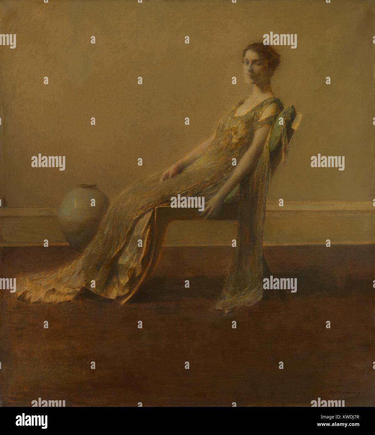 Le vert et l'or, par Thomas Wilmer Dewing, 1917, American peinture, huile sur toile. Un de vous courber les femmes élégamment vêtue assise seule dans un intérieur de rechange décrites dans soft focus avec adresse d'application de la peinture impressionniste (BSLOC 2017 9 5) Banque D'Images