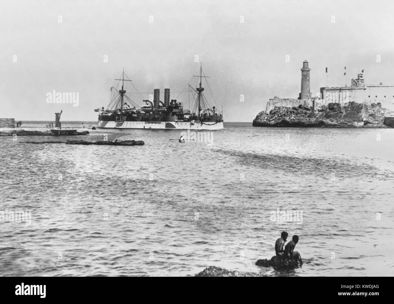 USS Maine dans le port de La Havane en janvier 1898. Elle a été envoyée pour protéger les intérêts américains durant la révolte de Cuba contre l'Espagne. Sur la droite se trouve l'ancienne forteresse Castillo del Morro (BSLOC   2017 10 11) Banque D'Images