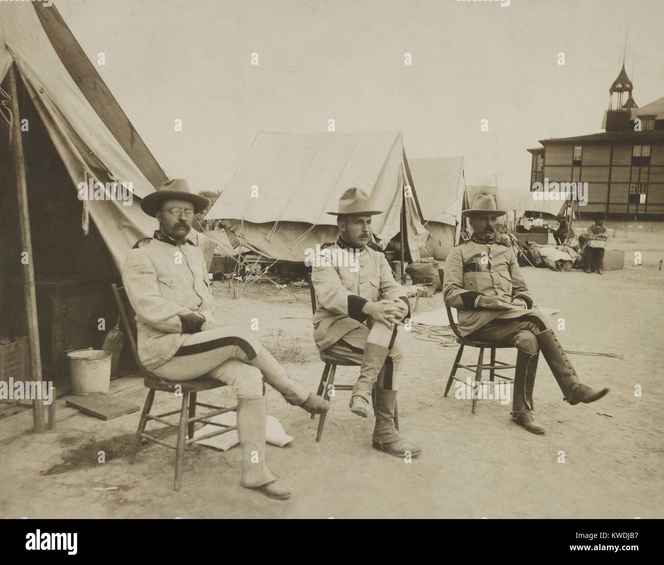 Theodore Roosevelt, Leonard Wood, et Alexander Brodie en 1898, à San Antonio, Texas. Bois et Roosevelt a organisé le 1er régiment de cavalerie volontaire, les Rough Riders, lors de la guerre hispano-américaine. Brodie, un officier de carrière, a soulevé la Division de l'Arizona les Rough Riders. La 1ère cavalerie bénévoles formés à San Antonio en avril-mai 1898 (BSLOC   2017 10 22) Banque D'Images