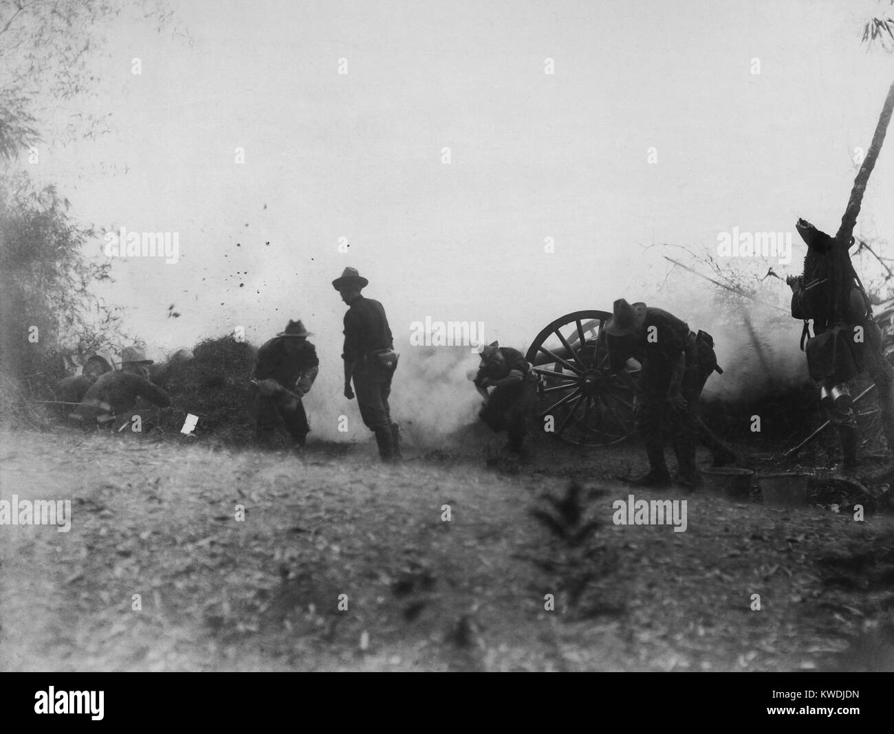 Guerre américano-philippine les combats ont commencé le 4 février 1899. La batterie de l'Utah sur McCloud Hill, le 5 février 1899, était de tirer sur des insurgés sur le pont de San Juan. Un soldat de cette unité a été tué près de ce pistolet quelques minutes après cette photo shot. Bataille de Manille, la première et la plus importante bataille de la Guerre des Philippines, s'est déroulée entre 19 000 et 15 000 Américains (BSLOC 2017 Philippins 10  71) Banque D'Images
