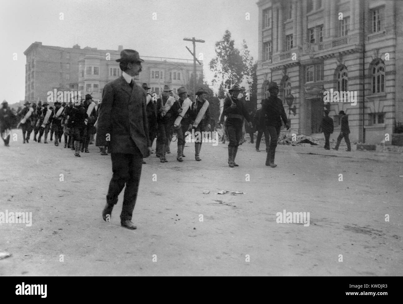 Soldats sur Van Ness Avenue, San Francisco, le jour après le séisme, avril 19,1908 à 9 h. Ils étaient parmi les 4 000 troupes servant au cours de l'urgence d'avril 18-Juillet 1, 1906. La loi martiale n'a jamais été légalement déclaré, et les troupes sous le commandement du Brigadier-général Frederick Funston a pris conseils d'autorités civiles (BSLOC   2017 17 35) Banque D'Images