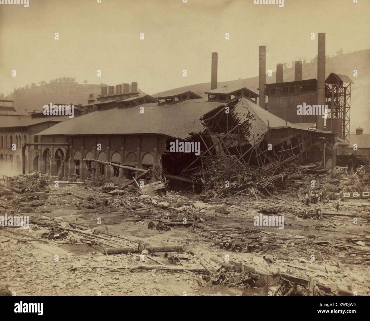 Ruines de Cambria Iron Mills après l'inondation de Johnstown, le 31 mai 1889. Les nombreuses installations de l'entreprise, l'extension de quelque 12 milles le long de la vallée de la rivière Conemaugh, et était un important industriel du xixe siècle producteur de fer et d'acier (BSLOC   2017 17 72) Banque D'Images